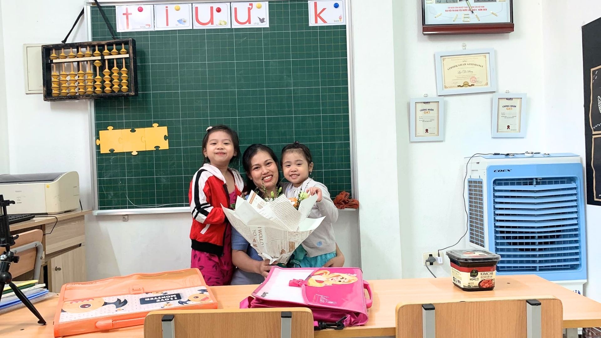 Thay bố mẹ dạy con những bài học thay vì cứ giảng hoàn mà không hiệu quả.